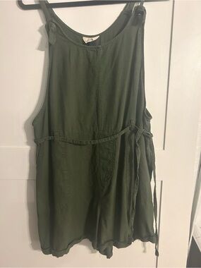 Universal Thread Olive V-Neck Sleeveless Top